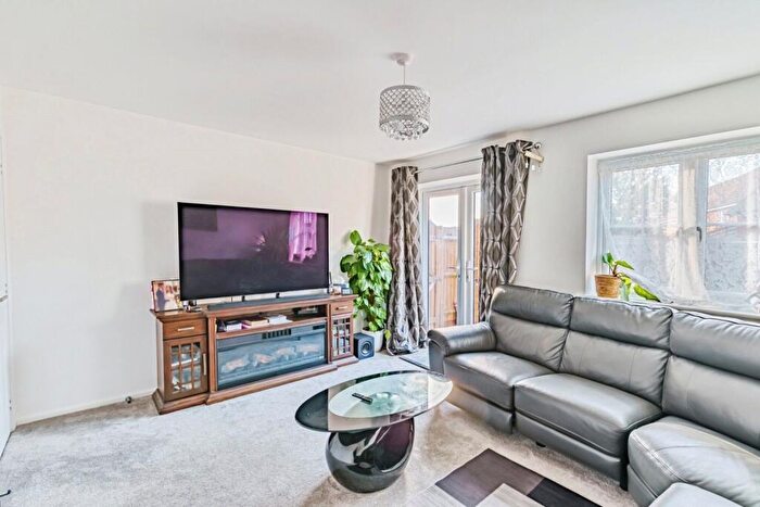2 Bedroom End Of Terrace House For Sale In Tyrell Way, Horley, Surrey, RH6