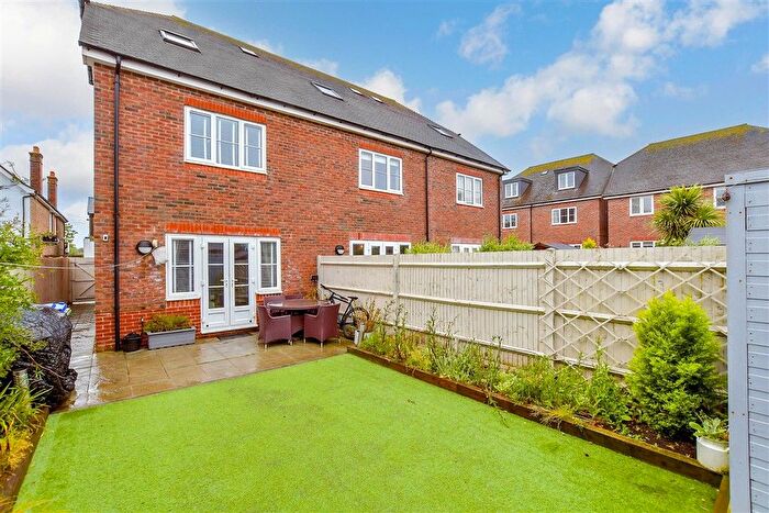3 Bedroom Town House For Sale In Kings Close, Yapton, Arundel, West Sussex, BN18