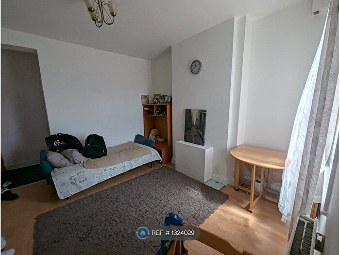 1 Bedroom Maisonette To Rent In Rossindel Road, Hounslow, TW3