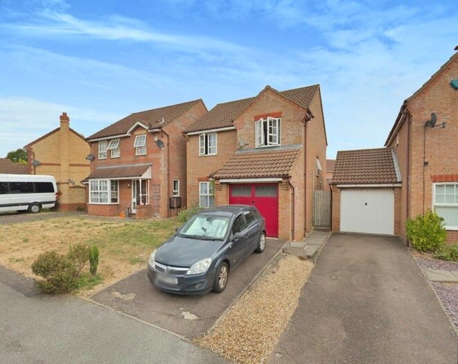 3 Bedroom Detached House To Rent In Kirkstall Place, Oldbrook, Milton Keynes, MK6