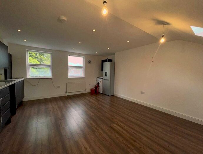 2 Bedroom Maisonette To Rent In Kingsway, Enfield, EN3