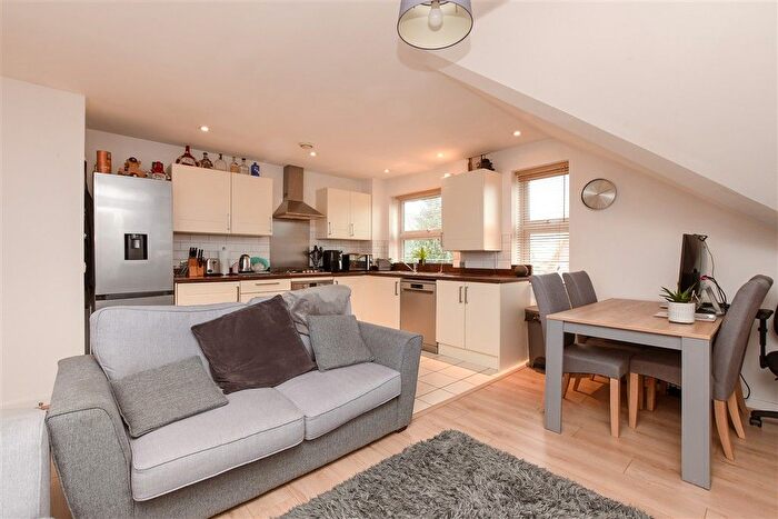 1 Bedroom Flat For Sale In Croydon Road, Caterham, Surrey, CR3