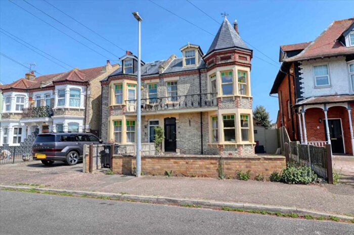 6 Bedroom Semi-Detached House For Sale In Vista Road, East Clacton, CO15