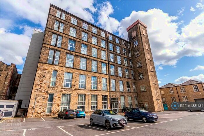 2 Bedroom Flat To Rent In Savile Court, Huddersfield, HD3