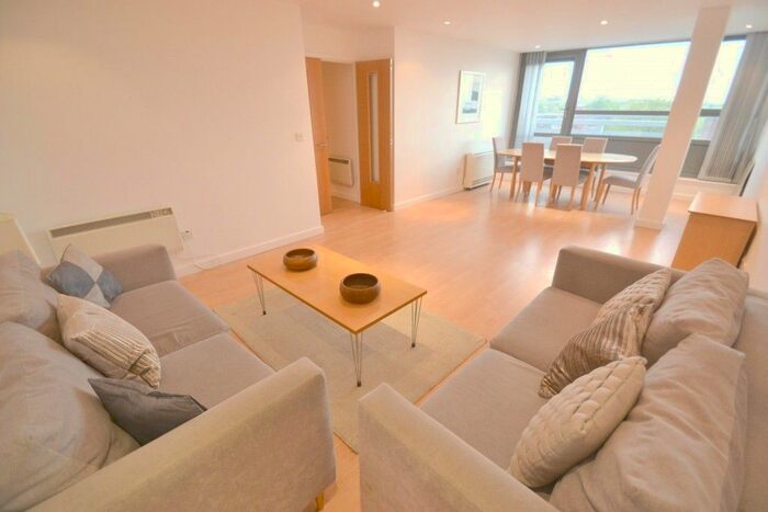 3 Bedroom Flat To Rent In New Park Road, London, SW2