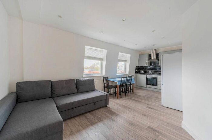 3 Bedroom Flat To Rent In .West India Dock Road, Canary Wharf, London, E14
