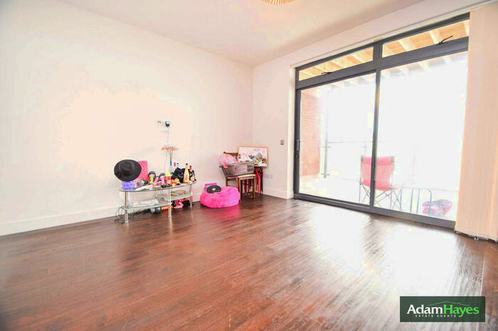 3 Bedroom Flat To Rent In Ballards Lane, North Finchley, N12