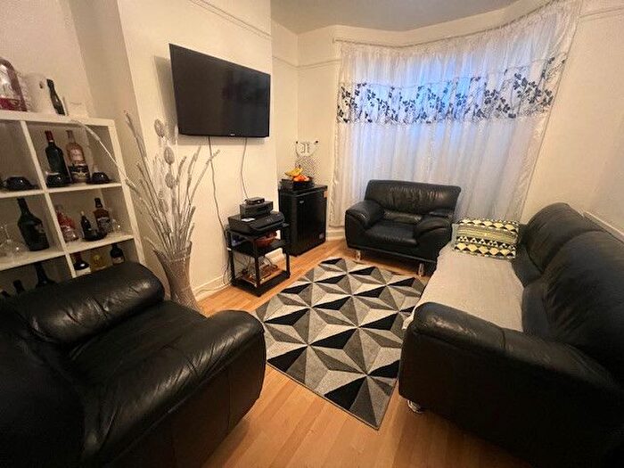 3 Bedroom Terraced House To Rent In Lambourne Road, Ilford, Essex, IG3