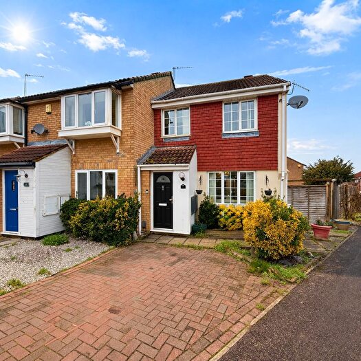 3 Bedroom Semi Detached House For Sale In Coltsfoot Green, Luton, LU4