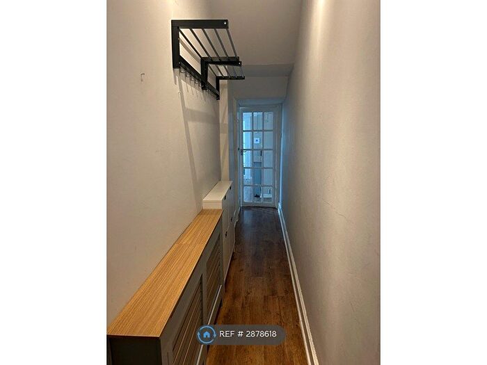 2 Bedroom Flat To Rent In Haycroft Road, London, SW2
