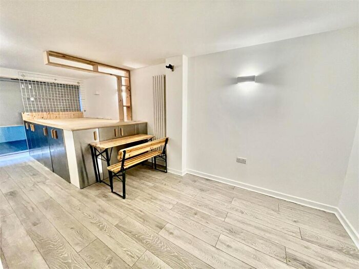 Flat To Rent In Dorset Gardens, Brighton, BN2