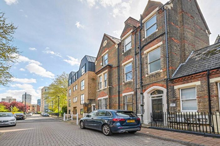 2 Bedroom Flat For Sale In St Saviours Court, Tower Hamlets, London, E14