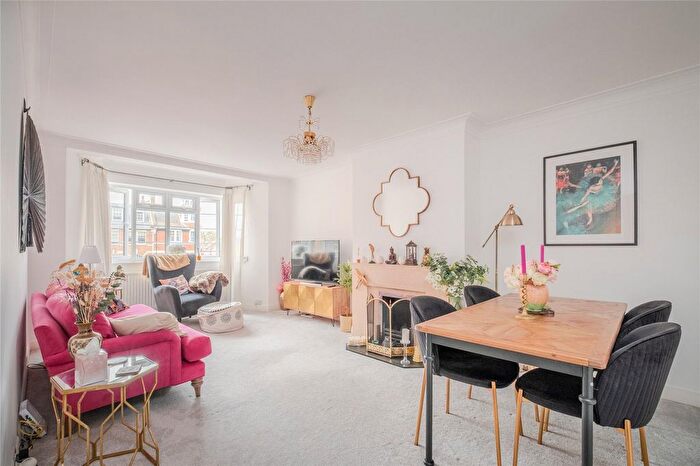 3 Bedroom Flat For Sale In Streatham High Road, London, SW16