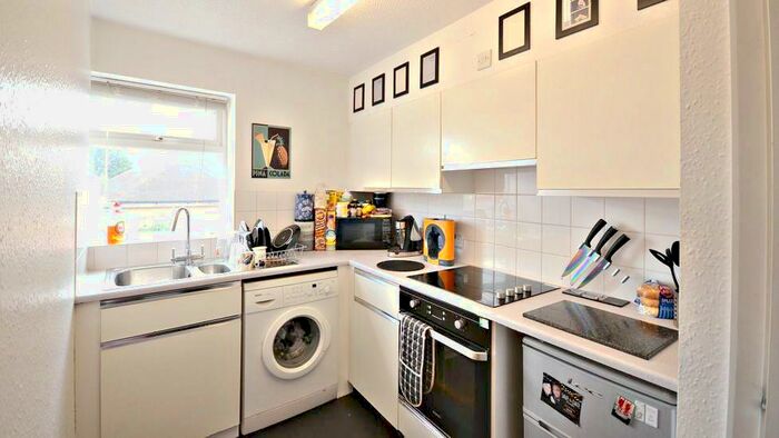 1 Bedroom Apartment To Rent In High Street, Burnham, SL1