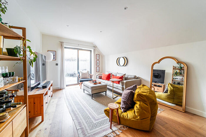 2 Bedroom Apartment For Sale In Church Path, Crouch End, N8