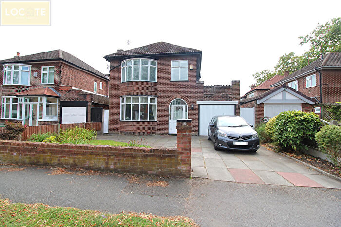 3 Bedroom Detached House For Sale In Hall Farm Avenue, Davyhulme, M41