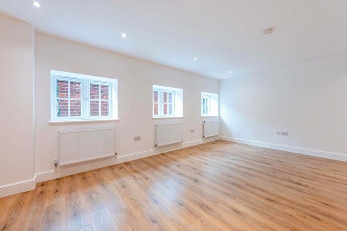 3 Bedroom Flat To Rent In High Street, Croydon, London, CR0