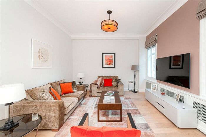 2 Bedroom Flat To Rent In Park Street, Mayfair, London, W1K
