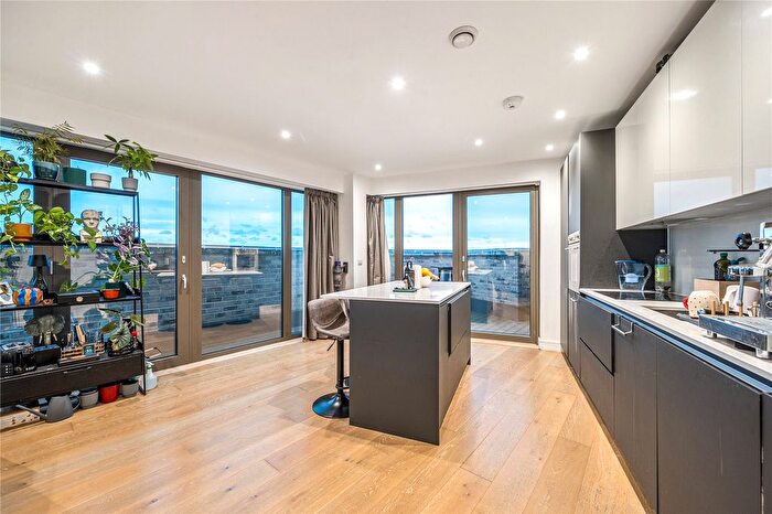 3 Bedroom Flat For Sale In Hemming Street, London, E1