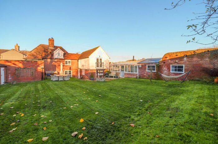 4 Bedroom Semi-Detached House For Sale In Lower Road, East Farleigh, Maidstone, ME15