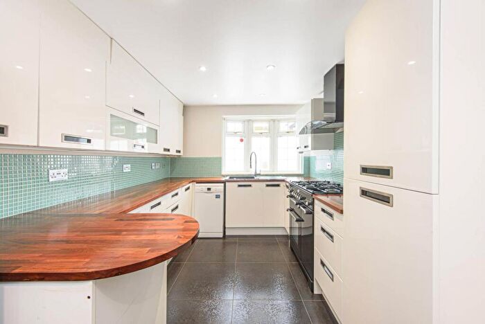 3 Bedroom Terraced House To Rent In Laurel View, Woodside Park, London, N12