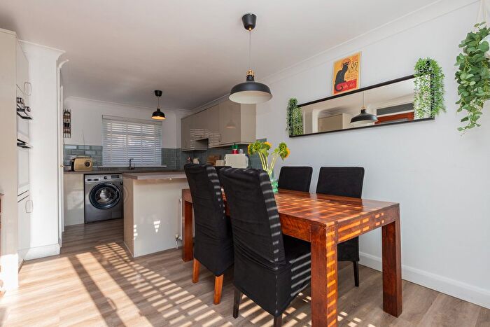 4 Bedroom End Of Terrace House For Sale In Almond Road, Glasgow, G67