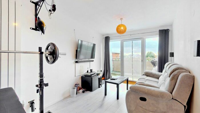 1 Bedroom Flat For Sale In Banstead Court, Westway, London, W12