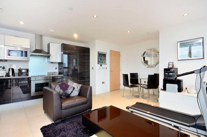 2 Bedroom Flat To Rent In Streamlight Tower, Canary Wharf, London, E14