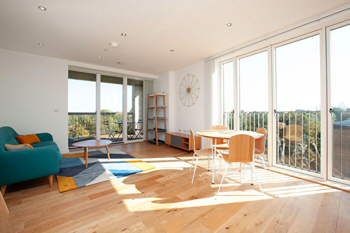 2 Bedroom Apartment To Rent In Murrain Road, London, N4