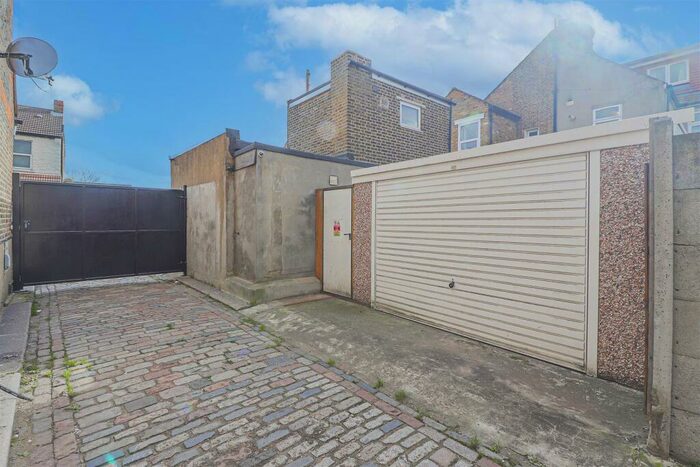 Garage / Parking To Rent In Lincoln Road, Enfield, EN3