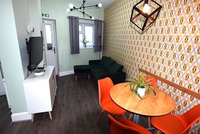 6 Bedroom Terraced House For Sale In Burns Street, Abington, Northampton, NN1