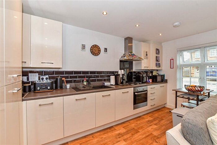 1 Bedroom Flat For Sale In Challenger Way, Marden, Tonbridge, Kent, TN12