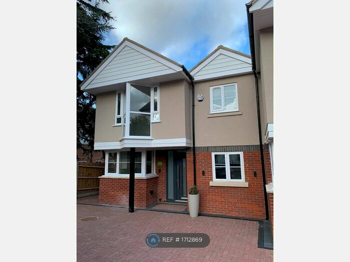 5 Bedroom Terraced House To Rent In Sparrows Wick, Bushey, WD23