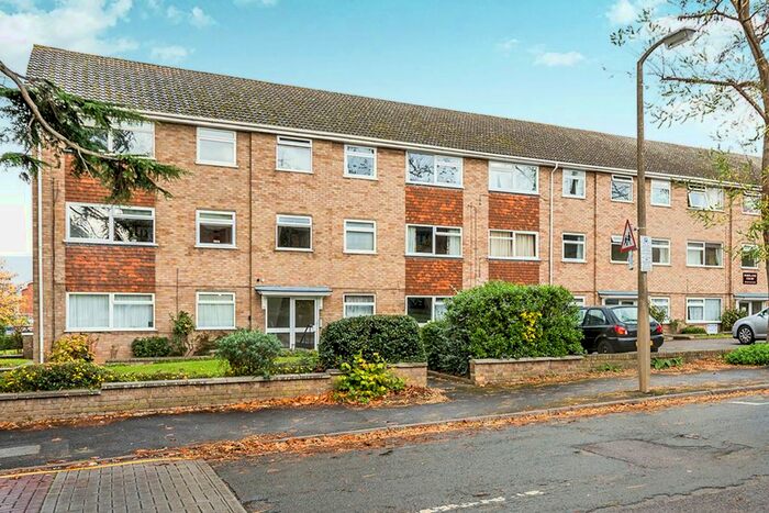 2 Bedroom Flat To Rent In Grove Road, Sutton, Surrey, SM1