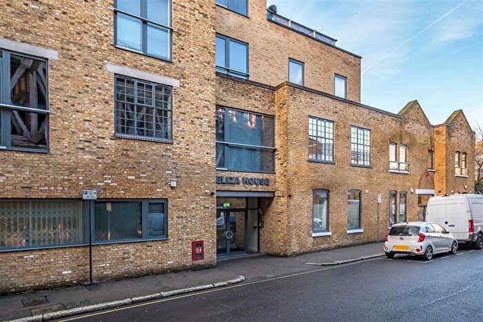 3 Bedroom Flat To Rent In Glasshill Street, Southwark, SE1