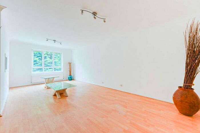 2 Bedroom Flat To Rent In The Avenue, Hatch End, Pinner, HA5