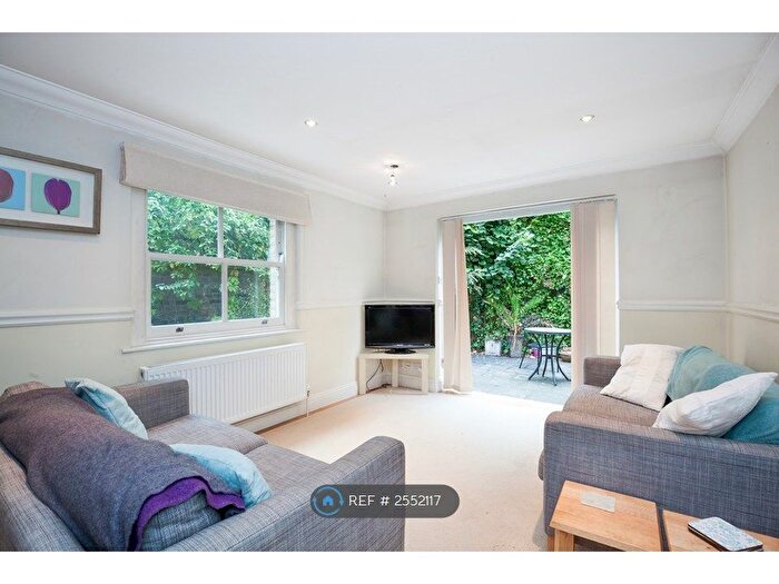3 Bedroom Flat To Rent In Tooting Bec Road, Tooting Bec, SW17