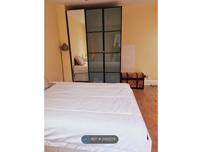 Studio To Rent In Woodland Road, London, N11