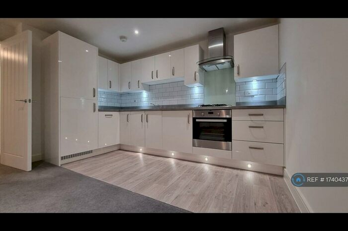 2 Bedroom Flat To Rent In Elm Drive, Woodley, Reading, RG5