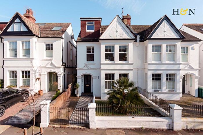 2 Bedroom Flat For Sale In Rutland Gardens, Hove, BN3
