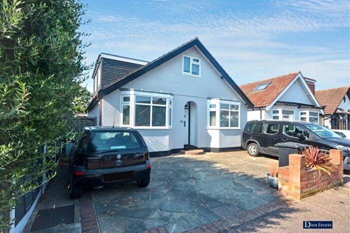 5 Bedroom Detached House For Sale In Helen Road, Hornchurch, RM11