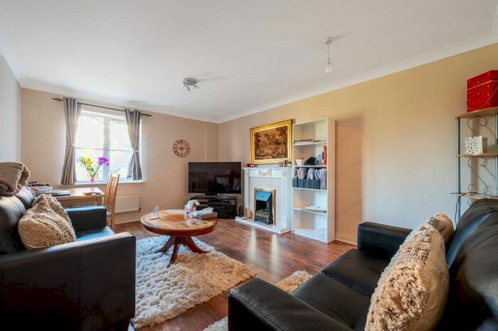 2 Bedroom Flat To Rent In Woking, Woking, GU21