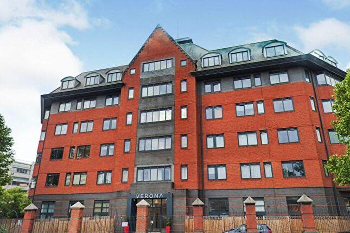 1 Bedroom Flat For Sale In Verona Apartments, Wellington Terrace, Slough, SL1