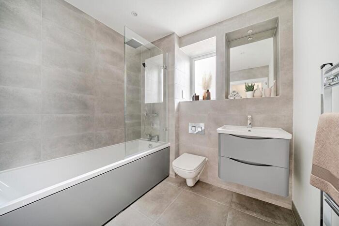 Flat To Rent In Croydon Road Beckenham, BR3