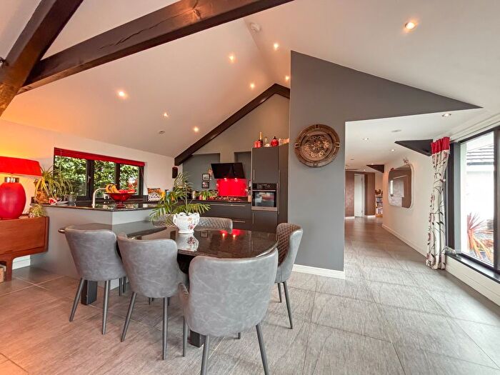 4 Bedroom Farm For Sale In Meinciau, Kidwelly, SA17