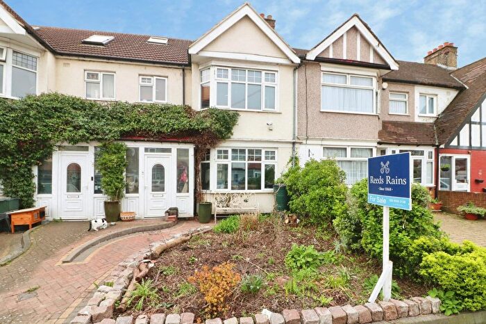 3 Bedroom Terraced House For Sale In Headley Drive, Ilford, IG2