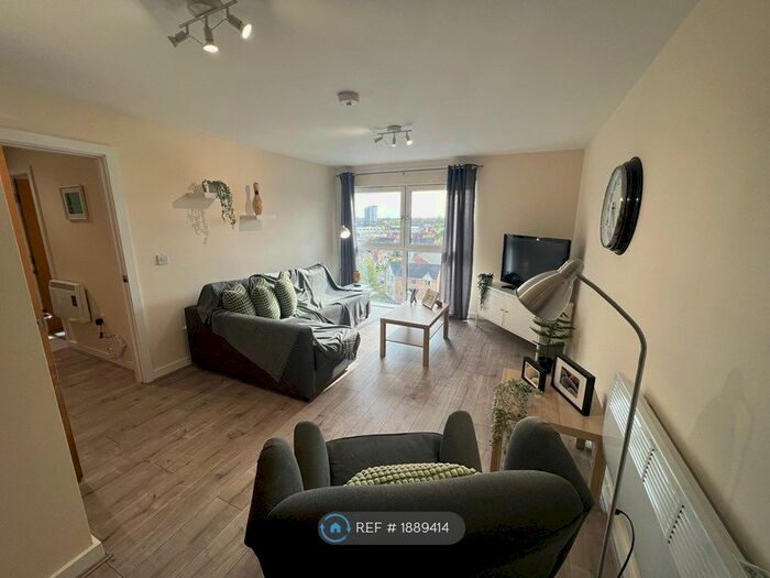 2 Bedroom Flat To Rent In Bishops Corner, Manchester, M15
