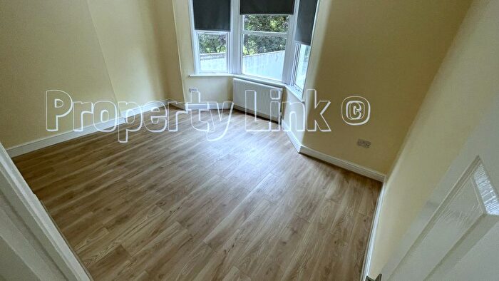 3 Bedroom Flat To Rent In Valentines Road, Ilford, IG1