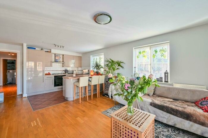 2 Bedroom Flat To Rent In Victory Place, Docklands, London, E14