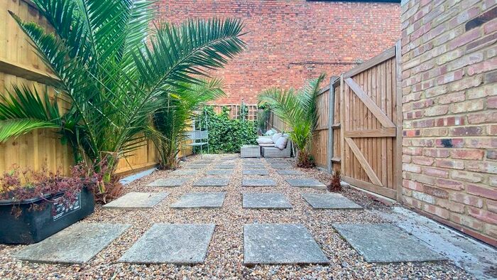 2 Bedroom Flat To Rent In High Road, London, N2